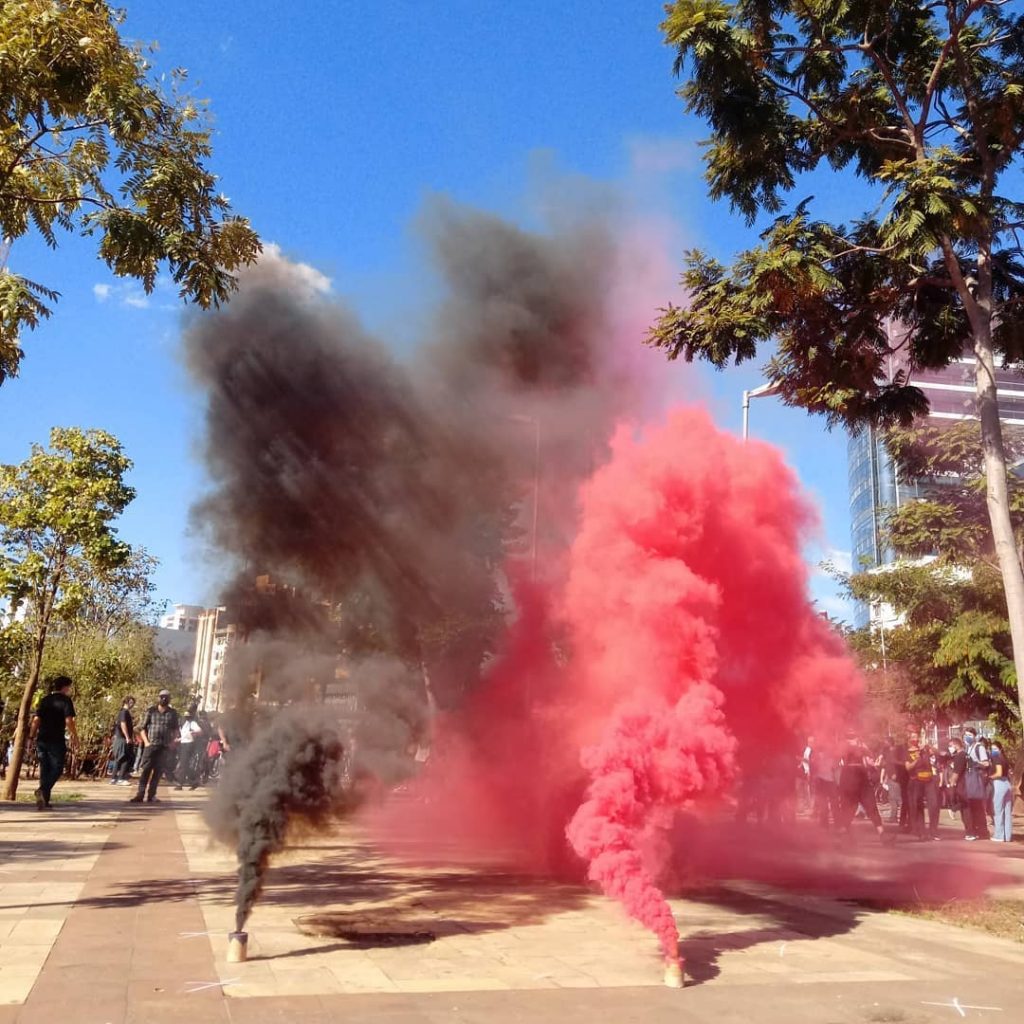Fumaças vermelha e negra (cores da bandeira antifascista) - a ação foi feita coletivamente com a artista Debora Bolsoni e membros da galeria Reocupa