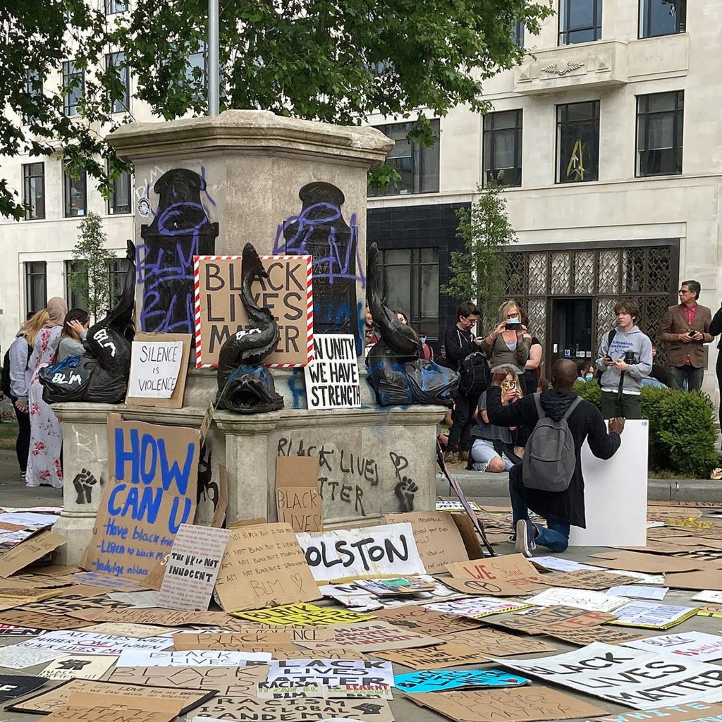 Pedestal onde ficava a estátua de Edward Colston com cartazes dos protestos Black Lives Matter