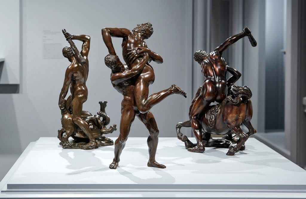 Na escultura do canto esquerdo é possível ver Hércules matando Hidra