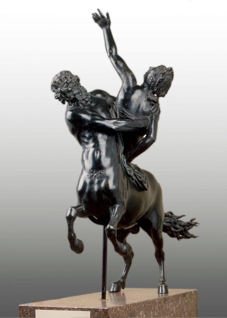 Nas cenas do museu é possível ver um close da escultura do italiano Pietro Tacca que retrata centauro Nesso e Djanira, mulher de Hércules