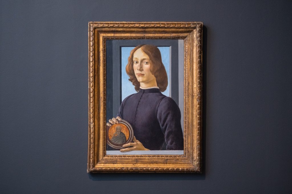  Retrato de um jovem segurando um roundel, de Sandro Botticelli