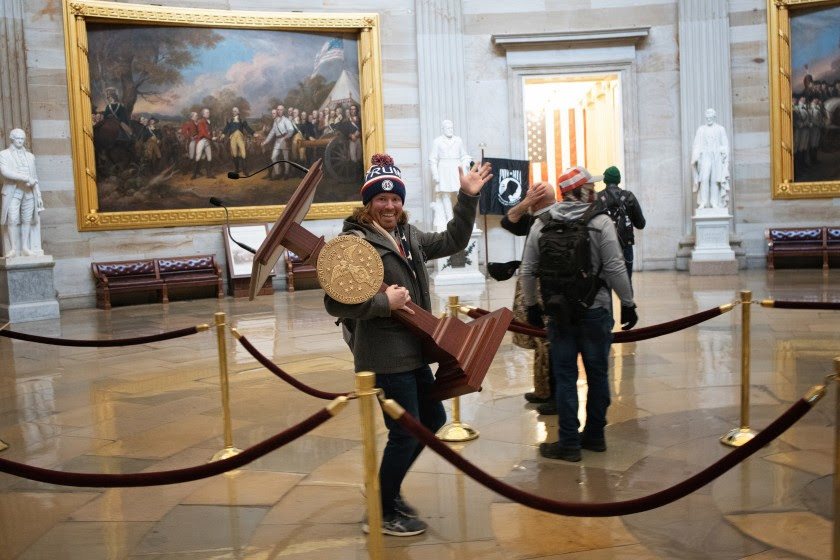Manifestante com pódio na mão na rotunda, local onde concentra-se a maior parte das pinturas históricas 