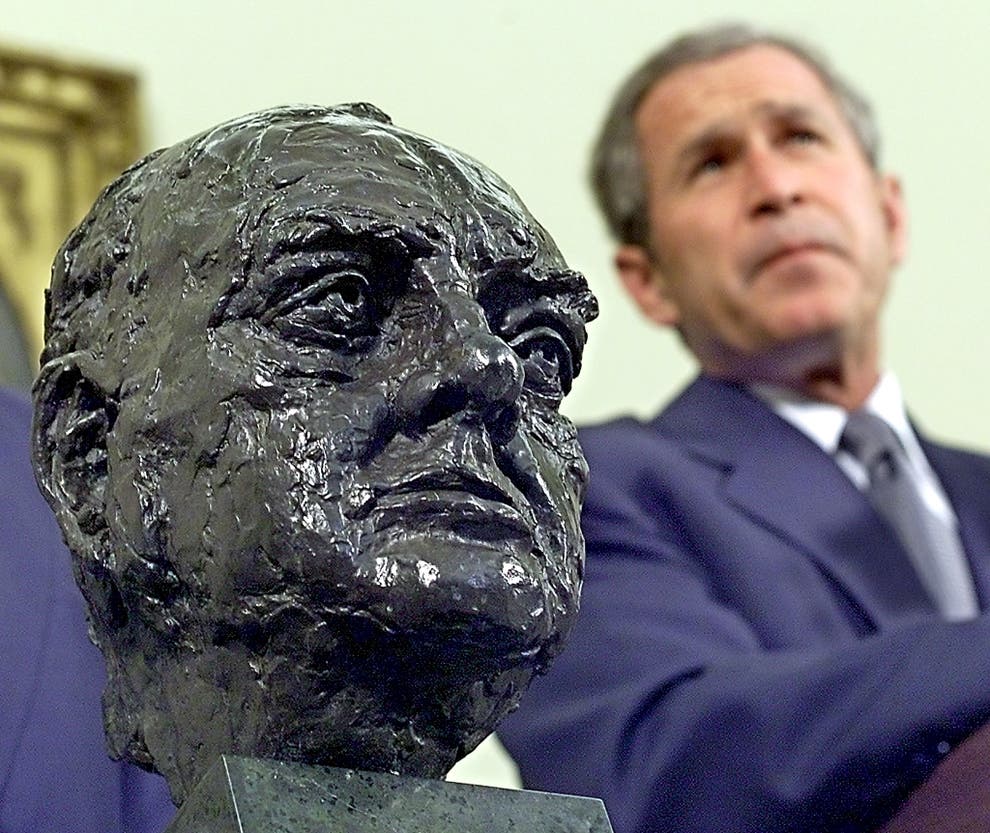 George W Bush e a escultura de Winston Churchill