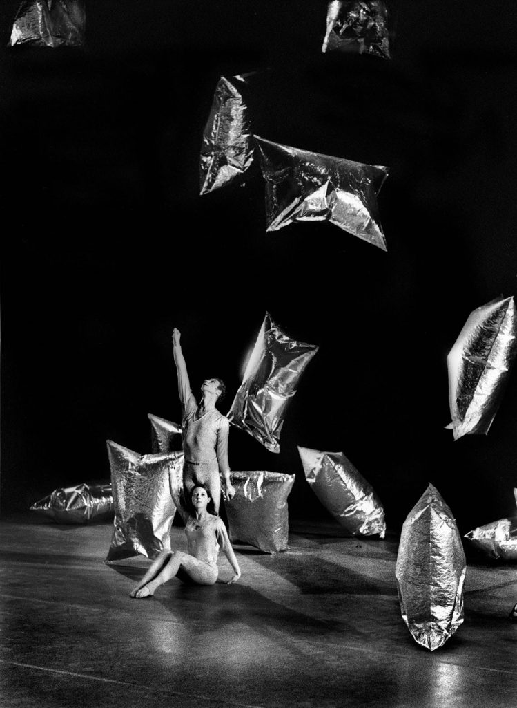 Para o espetáculo "Rain Forest", também de Merce Cunningham, Andy Warhol lotou o palco com suas Silver Clouds