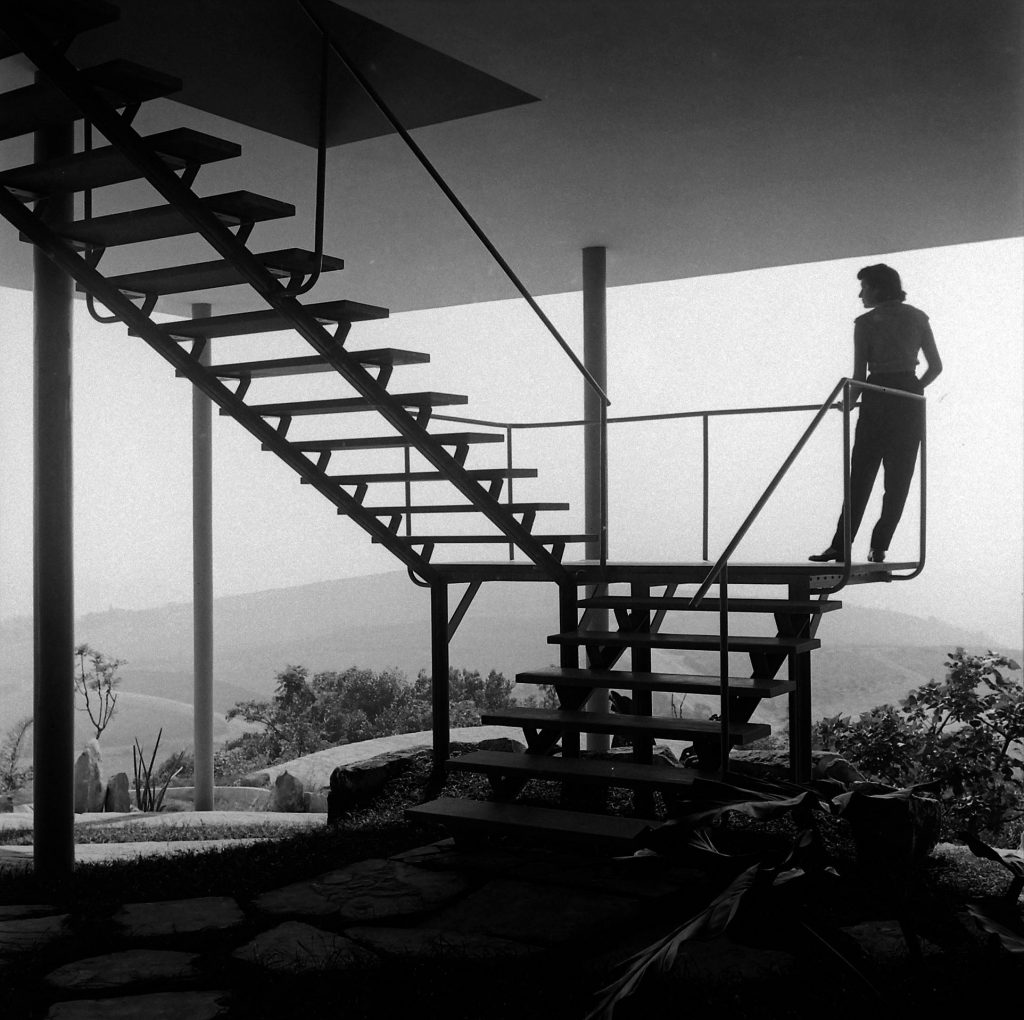Uma das fotos mais famosas de Lina na escada de sua Casa de Vidro