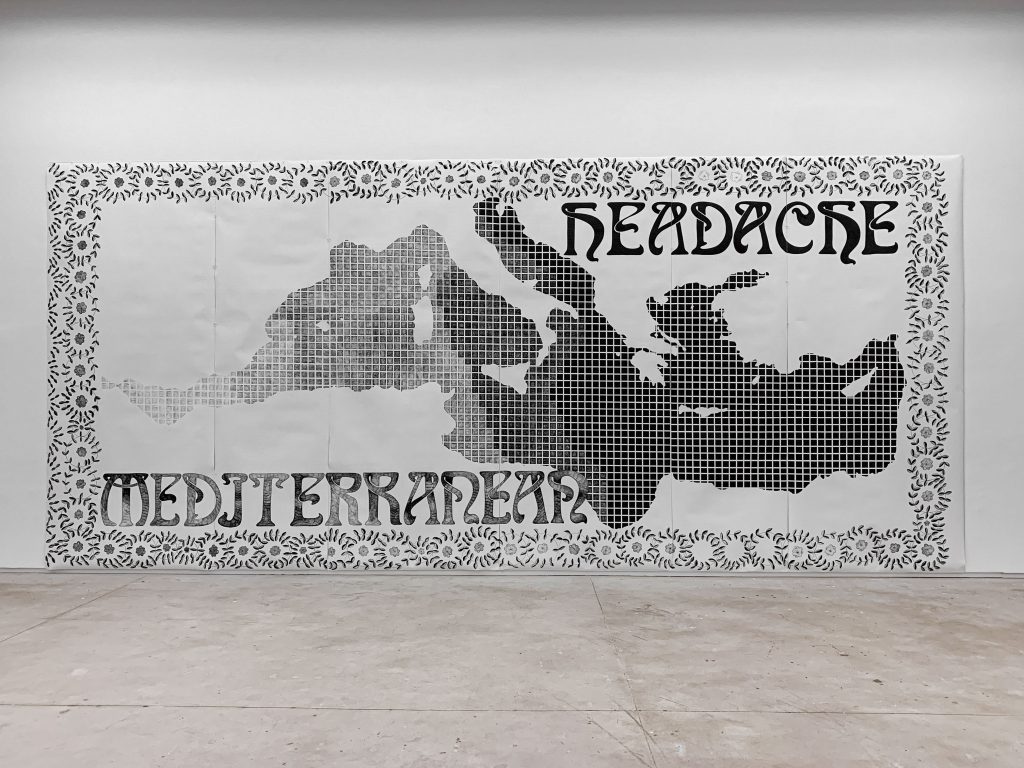 Mediterranean Headache, obra da mostra "Entre-terras", de Aleksandra Mir, no Inhotim