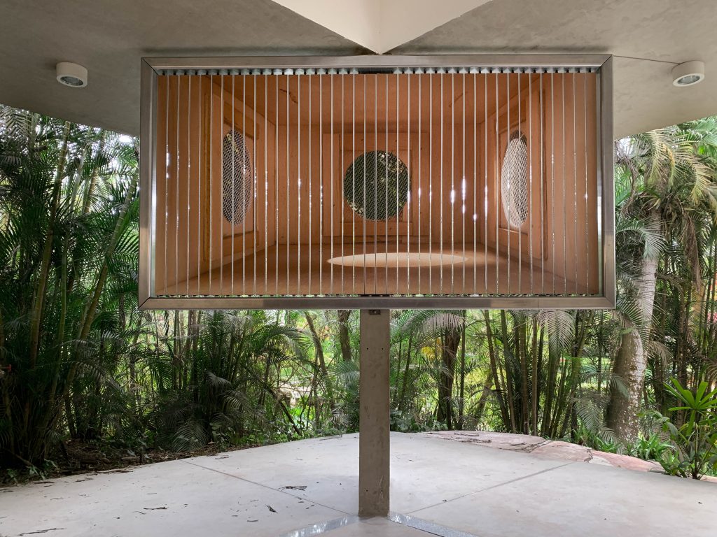 Instalação PROPAGANDA em Inhotim, de Lucia Koch, instalada em 2021