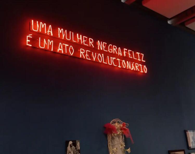 Obra de Mônica  Ventura na exposição Carolina Maria de Jesus: um Brasil para os brasileiros, no IMS