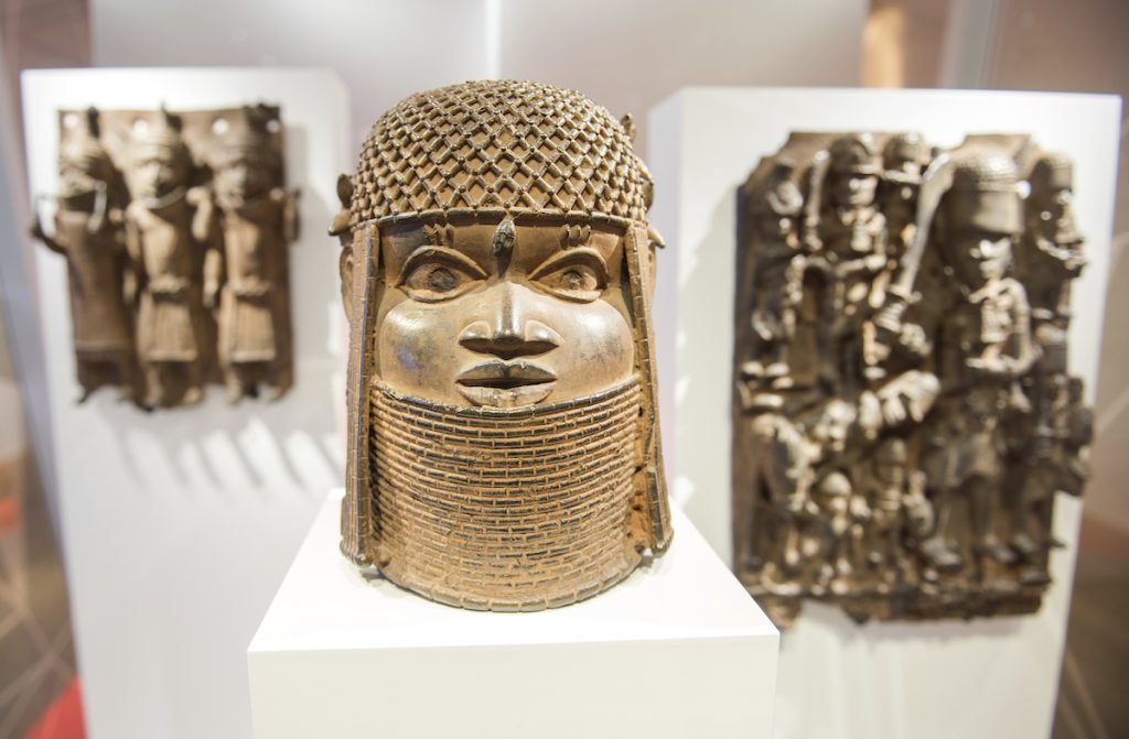 Exposição dos bronzes do Benin no Museum for Art and Crafts, em Hamburg, na Alemanha