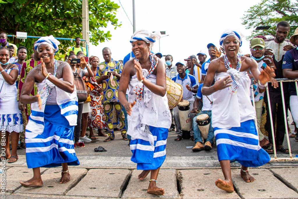 Festa para a chegada das esculturas no Benim