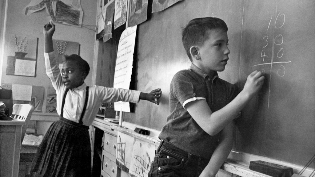 Imagem do livro "Unseen" retrata dois alunos da segunda série na Nassau Street School em Princeton, em 1964