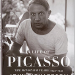 Capa do livro Life of Picasso, the Minotaur Years, 1933 a 1943, por John Richardson, que traz na capa a imagem de Pablo Picasso agachado, vestindo uma camiseta branca e calças pretas, olhando para a câmera