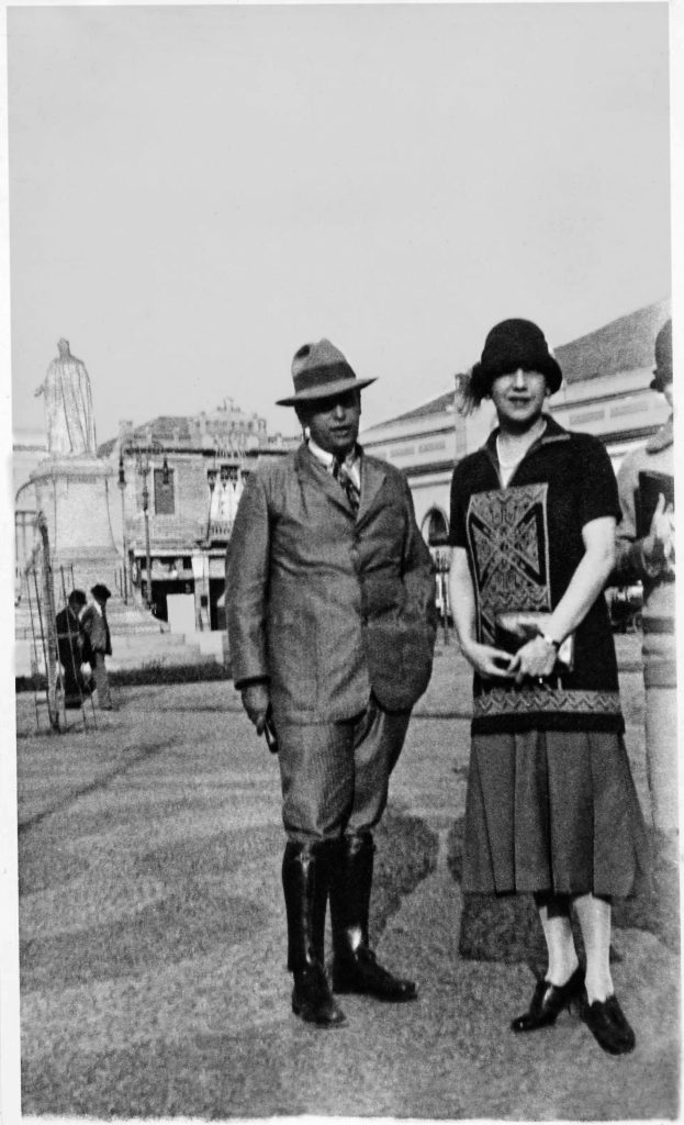 Tarsila, ao lado de Oswald, veste o traje Righi, s.d. Foto: Fundo Aracy Abreu Amaral, IEB-USP