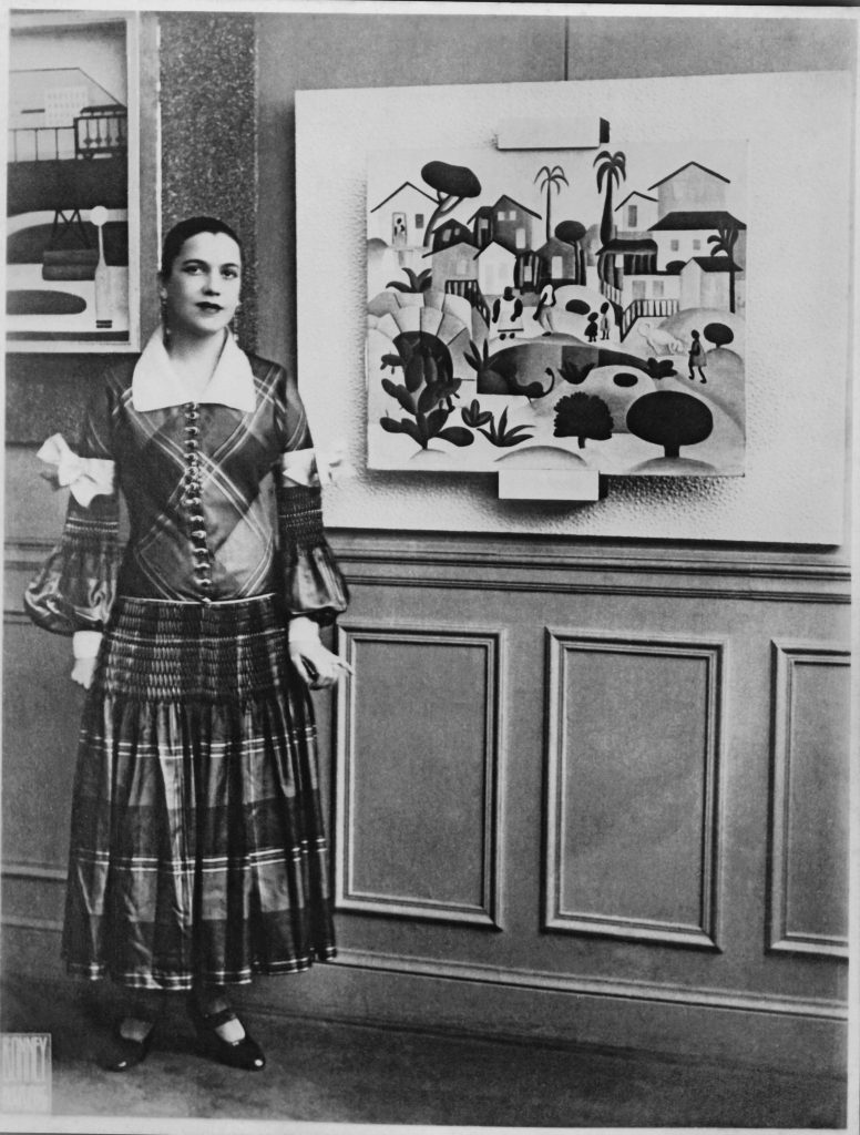 Tarsila do Amaral no vernissage na Galeria Persier, 7 jun. 1926; foto: Fundo Mário de Andrade, IEB-USP