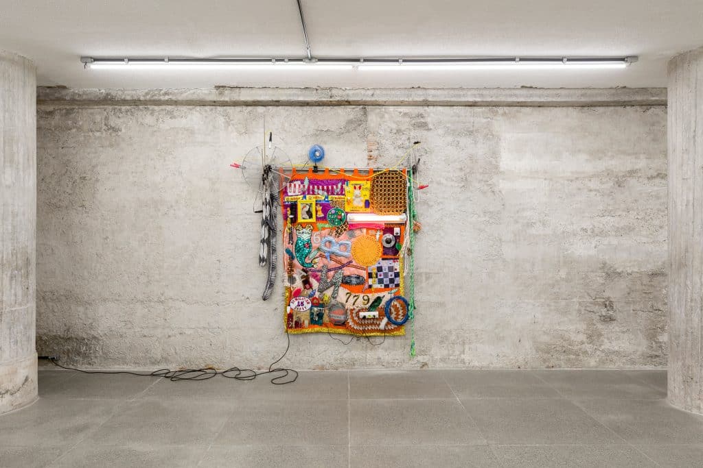 Boleia geral (br, betim - não me siga, eu também tô perdido), 2022, Randolpho Lamonier na exposição Alegria, uma invenção na Central Galeria; foto: estúdio em obra