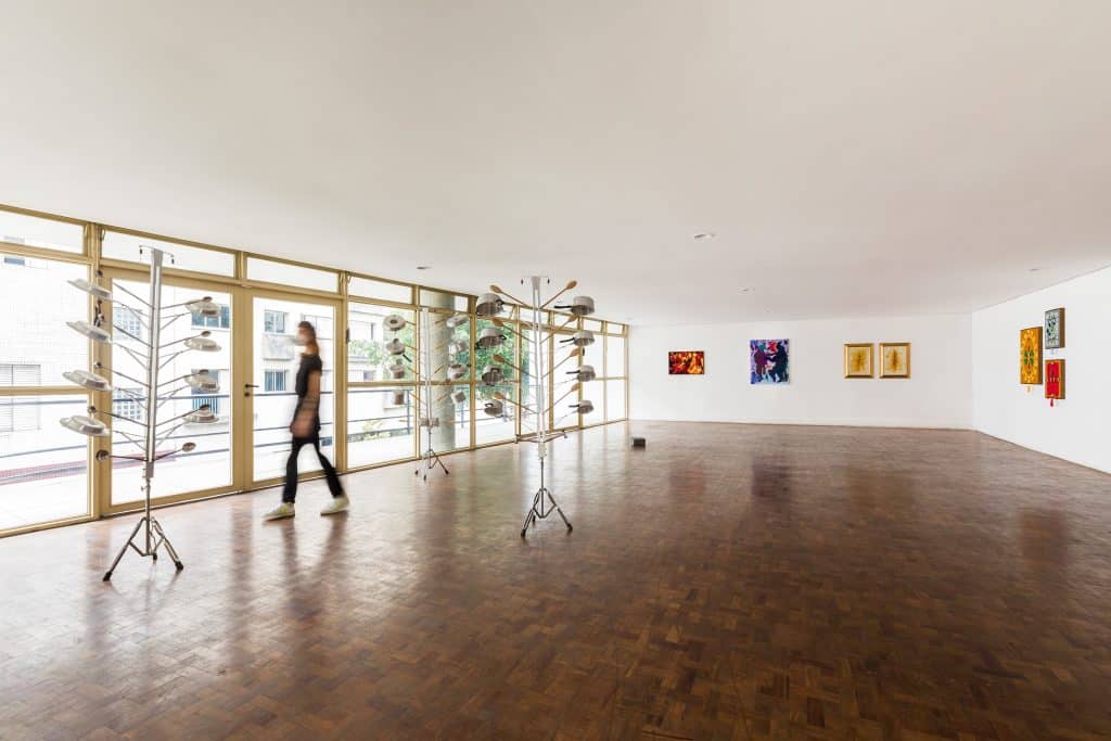 Vista da exposição Alegria, uma invenção na Central Galeria, 2022; foto: estúdio em obra