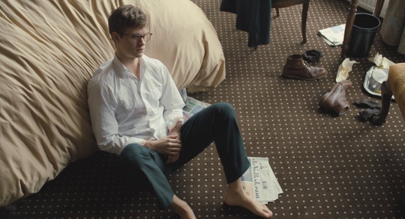 Um torturado Theo Decker (Ansel Elgort) aguarda em um quarto de hotel em cena do filme.