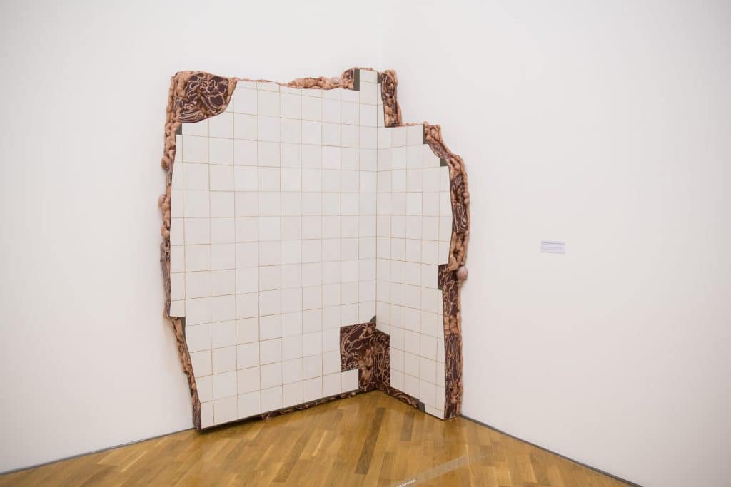"Suturas Fissuras Ruínas" de Adriana Varejão na Pina Luz para Pinacoteca de São Paulo