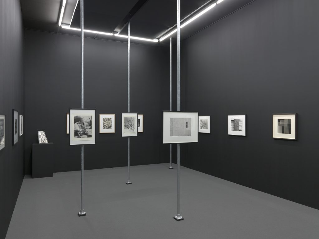Vista da exposição de Geraldo de Barros no Mamco, em Genebra; foto: Annik Wetter