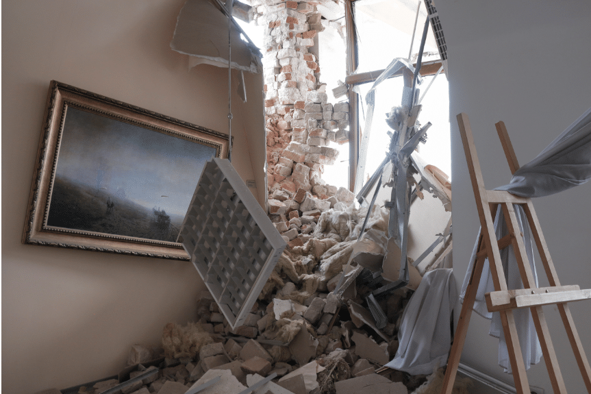 Imagem do interior do Museu de Arte Kuindzhi após bombardeios durante aguerra da Ucrania.