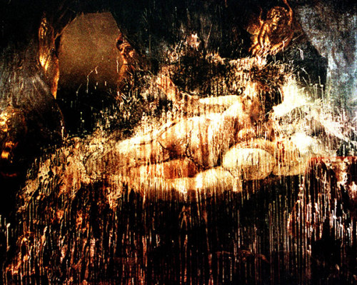 Fotografia dos estragos feitos pelo ácido atirado sobre a tela Danaë de Rembrandt. (reprodução)