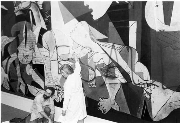 A Guernica, de Picasso, vandalizada com tinta spray. (reprodução)