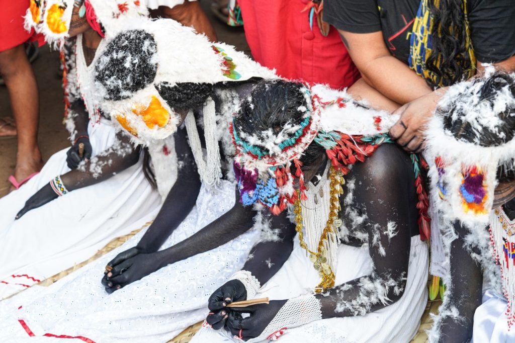 Fotografia do ritual Guajajara "Festa da Menina-Moça" de Maxence Loyer.