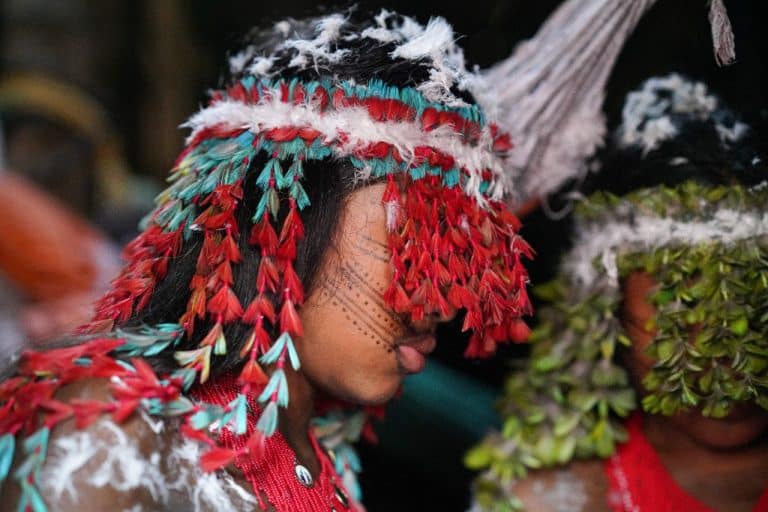 Ritual ancestral do povo Guajajara é foco da exposição de Maxence Loyer