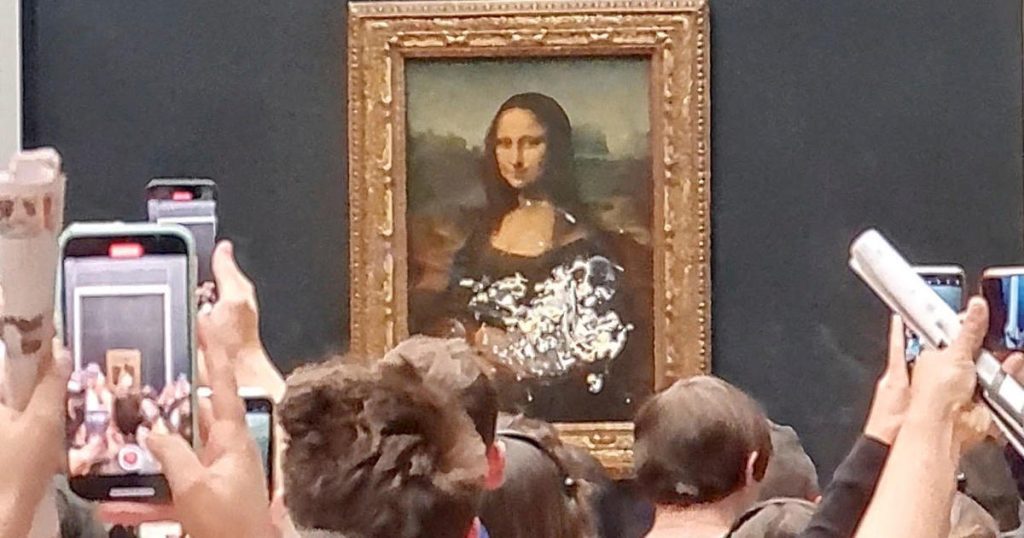 Mona Lisa após ter sido alvo de protestos no Louvre, em Paris. 