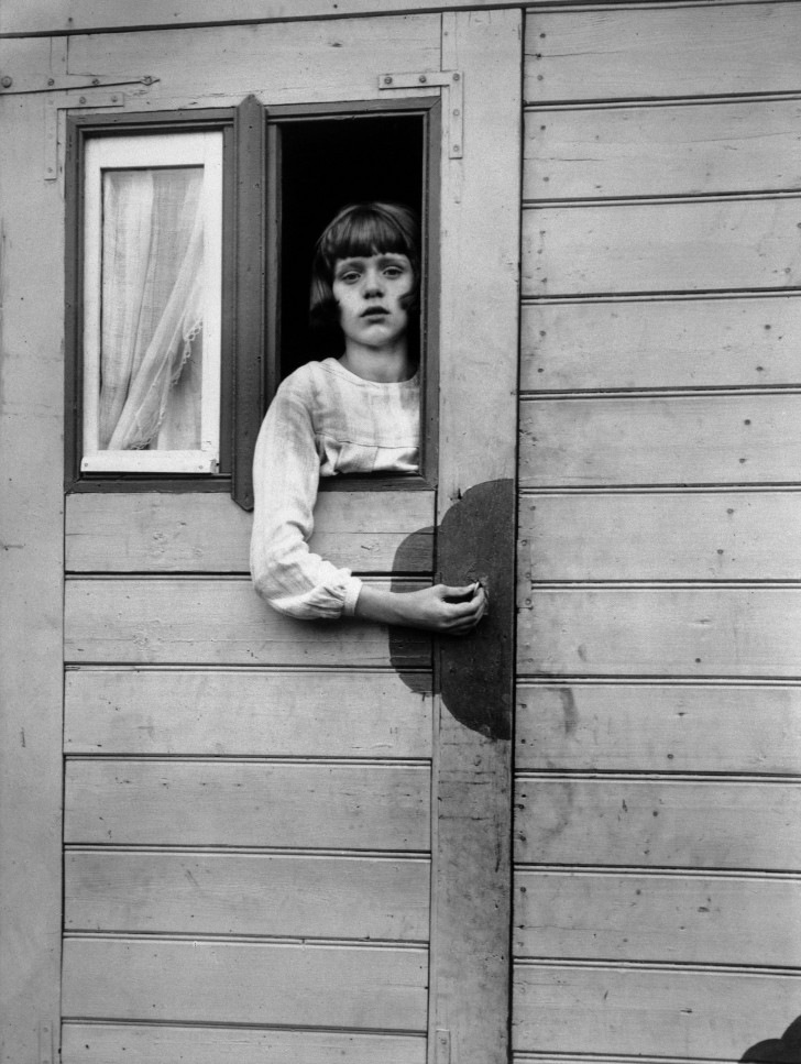 Jovem menina em um trailer, 1926–1932, August Sander. (Reprodução)