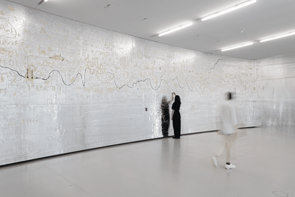Instalação Sem título, 2001, de Rudolf Stingel, na exposição Um segundo da eternidade.