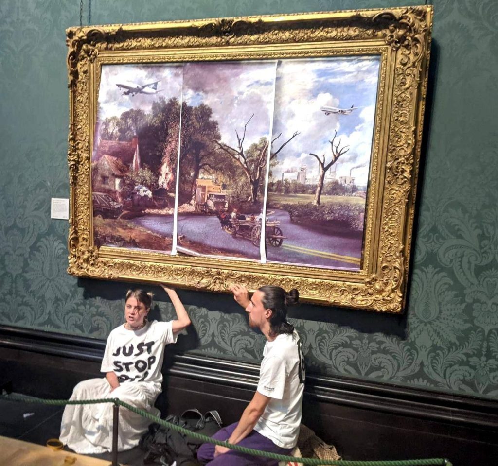 Ativistas do movimento britânico Just Stop Oil usam tela de John Constable para fazer protesto na National Gallery, em Londres. 