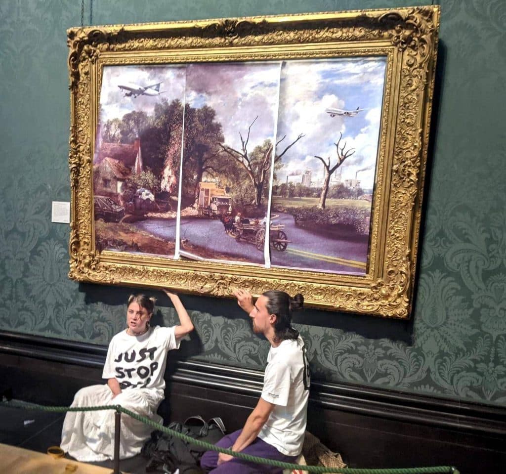 Ativistas do movimento britânico Just Stop Oil usam tela de John Constable para fazer protesto na National Gallery, em Londres.