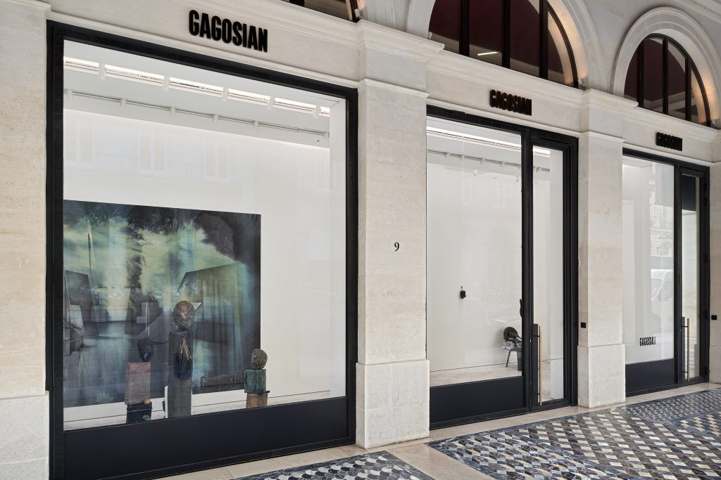 Fachada da galeria Gagosian, em Paris, através da qual é possível ver as obras de Tatiana Trouvé. 