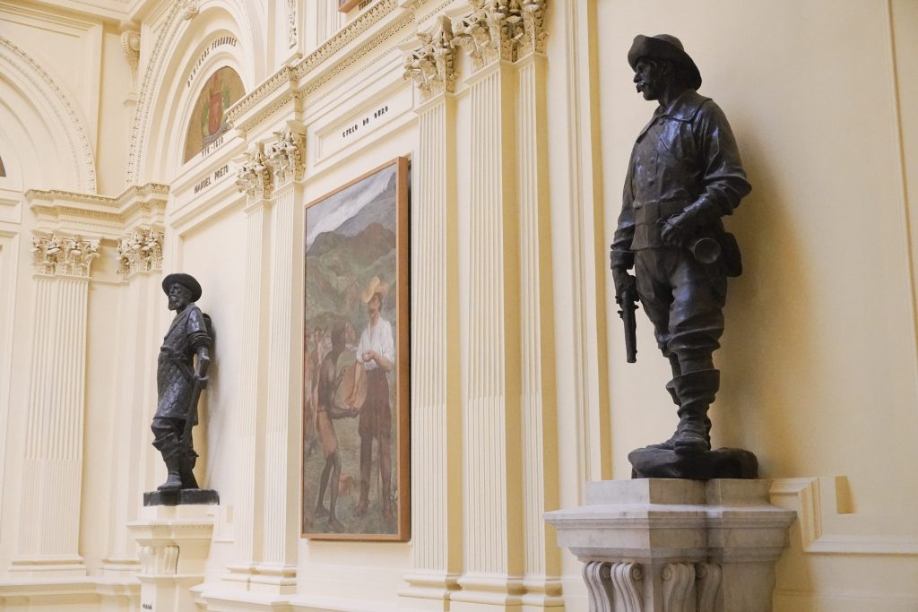estátuas de bandeirantes e pinturas preconceituosas da escadaria