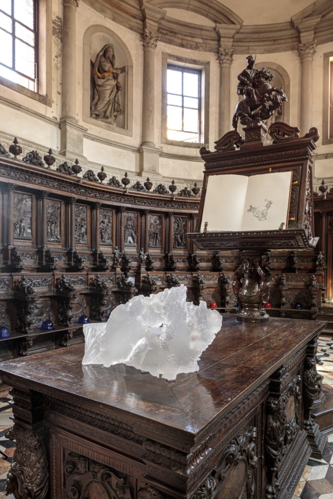peça de vidro e desenho de Ai Wei Wei exibidos em sala da Basílica de San Giorgio Maggiore, em Veneza