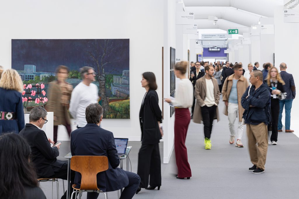 Colecionadores, compradores e visitantes do mundo inteiro visitam a Paris+ no Grand Palais Éphémère. Courtesy of Paris+ par Art Basel