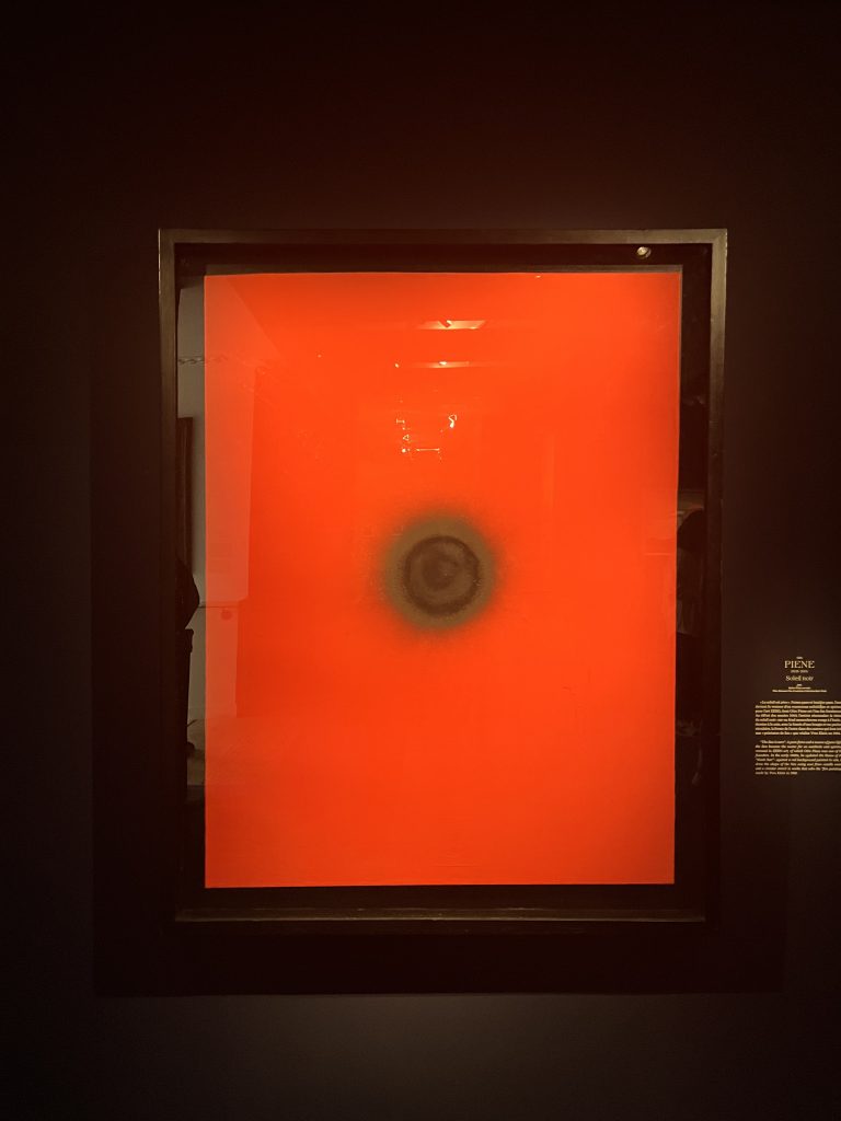 Soleil Noir, 1961, Otto Piene na mostra Face au soleil, un astre dans les arts, apresentada pelo Musée Marmottan em 2022. 